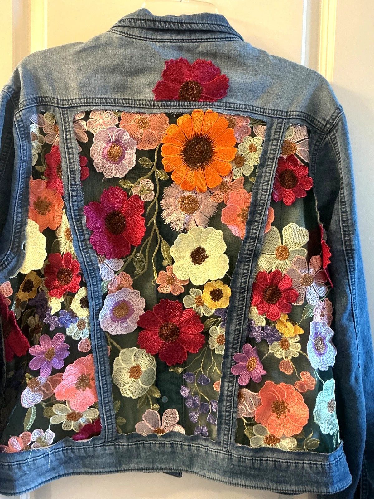 BIG FLOWERS LACE CUT-OUTS DENIM TRUCKER JEAN JACKETS (Copy)